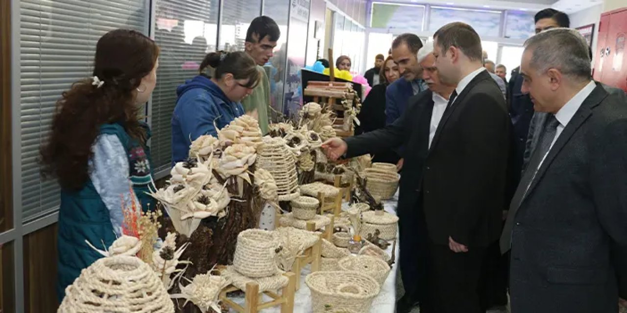 Trabzon'da özel öğrencilerin yaptıkları eserlerin yer aldığı sergi açıldı