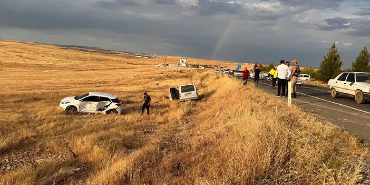 Şanlıurfa'da iki otomobil çarpışıp şarampole devrildi! 3 yaralı