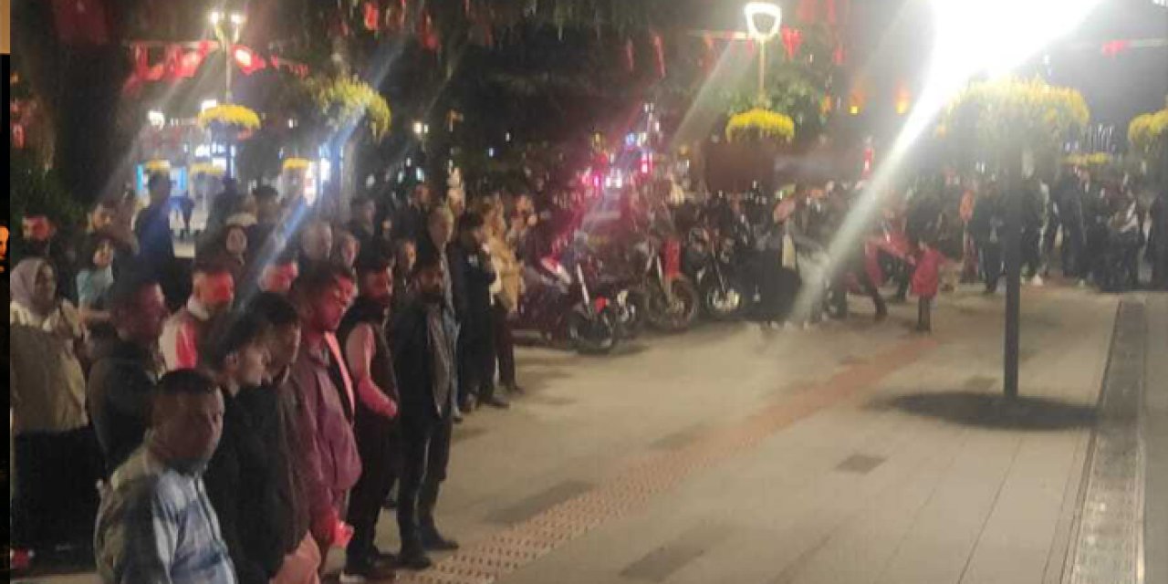 Trabzon'da 19 Mayıs'a özel Fener Alayı yürüyüşü