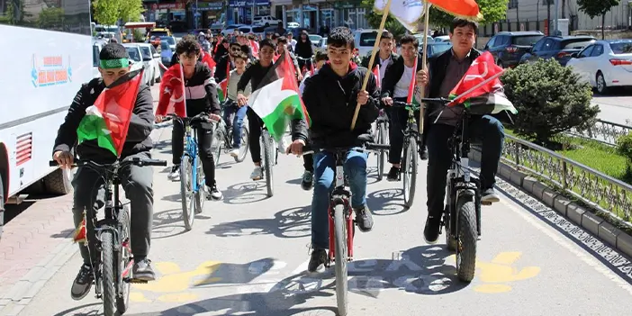 Bayburt'ta gençler Filistin için pedal çevirdi