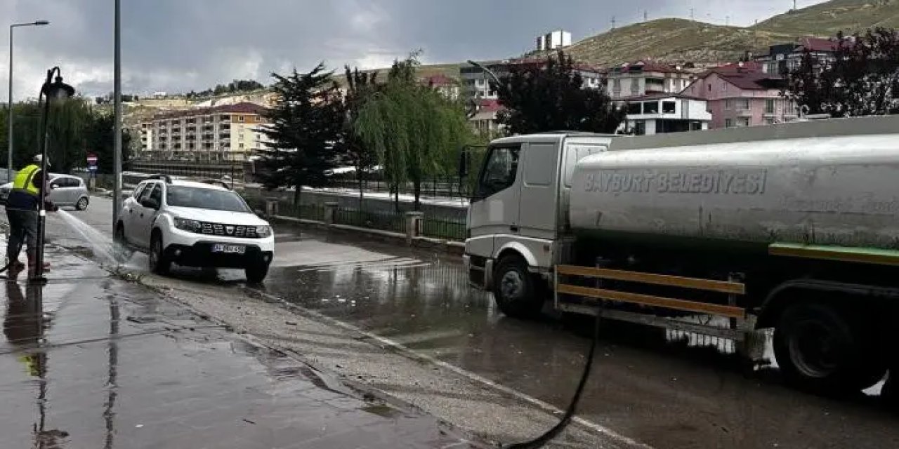 Bayburt Belediyesi'nin temizlik çalışmasına israf çıkışı! "Allah affetsin"