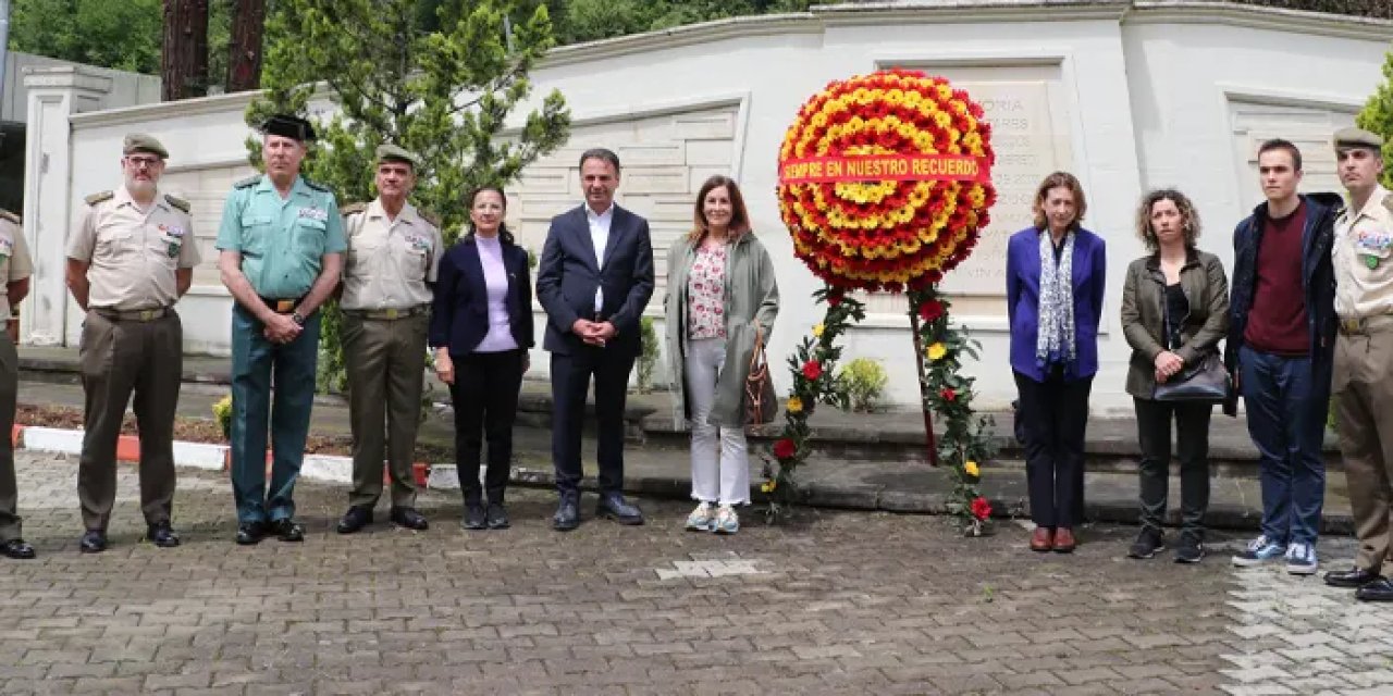 Trabzon'da 21 yıl önce uçak kazasında hayatlarını kaybetmiştiler! Törenle birlikte anıldılar