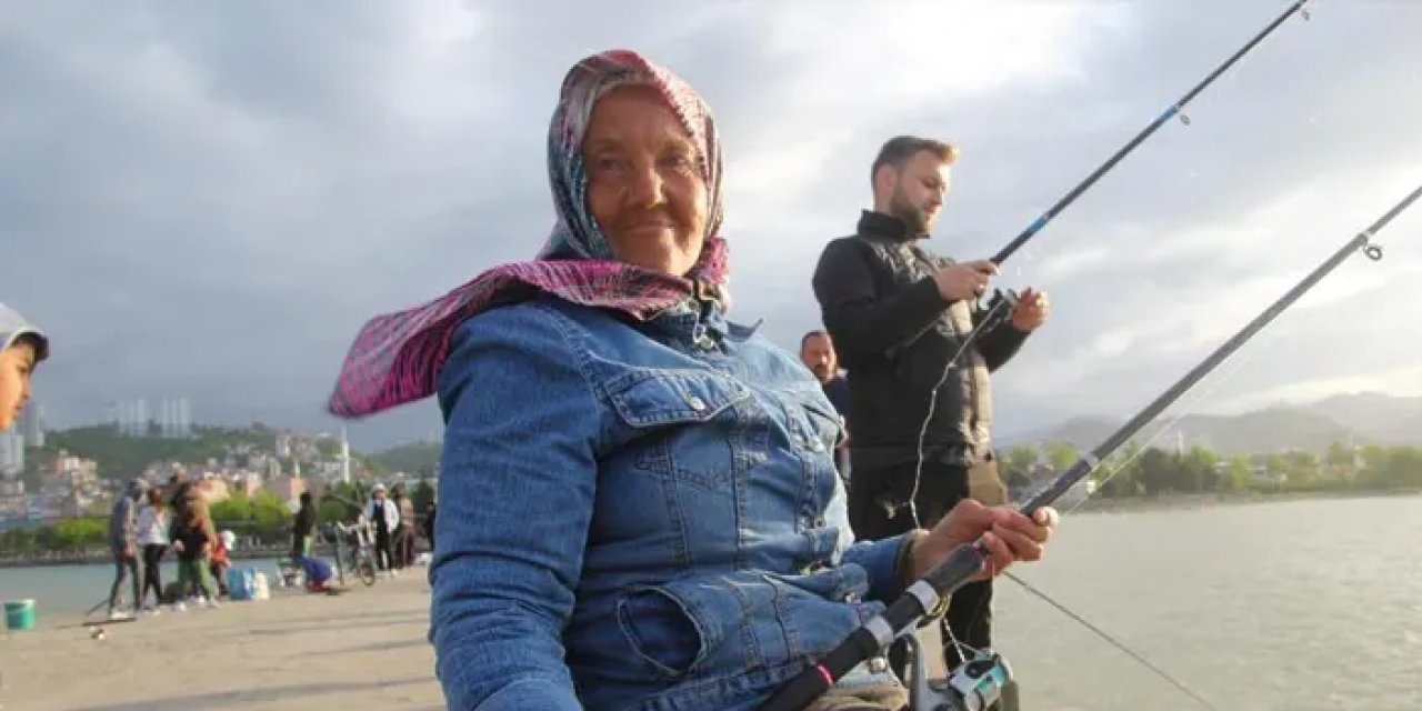 Ordu'da evlat acısını balık tutarak dindirmeye çalışıyor