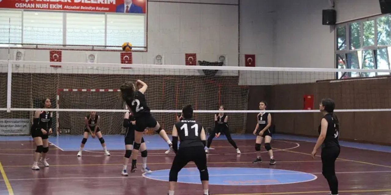 Akçaabat’ta voleybol coşkusu: Filenin genç sultanları ödüllerini aldı
