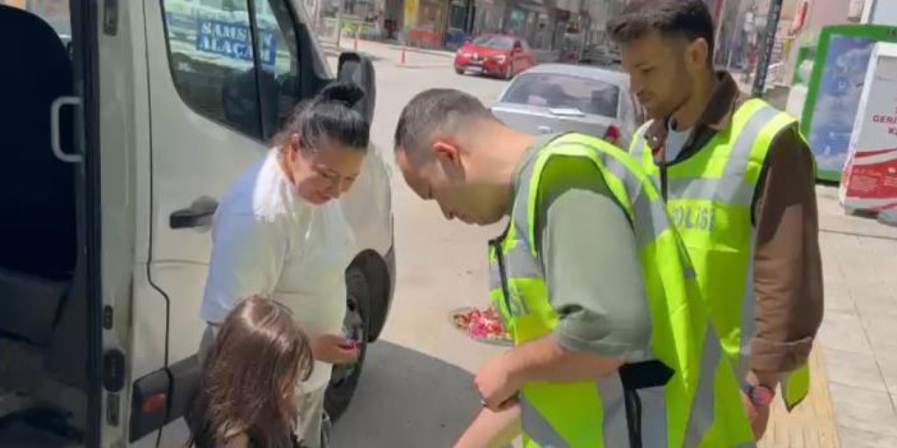 Samsun'da vatandaşlara Bayram şekeri polisten geldi
