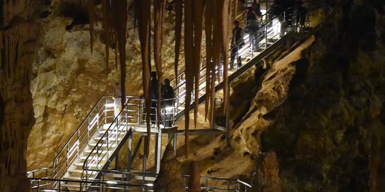 Bayram için Gümüşhane'ye geldiler! Meşhur mağarayı görmeden dönmediler