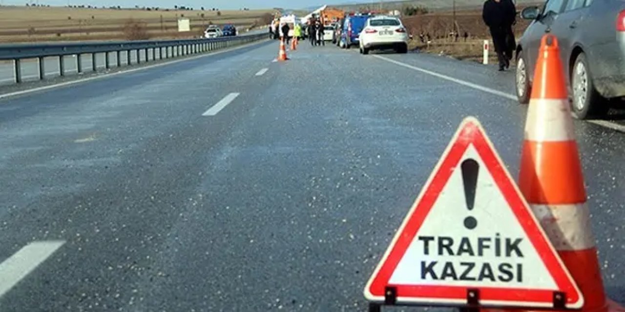 Afyonkarahisar’da otomobil tıra çarptı! 3 yaralı