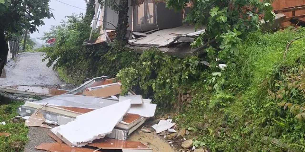 Artvin'de toprak kayması! 1 ev kullanılmaz halde