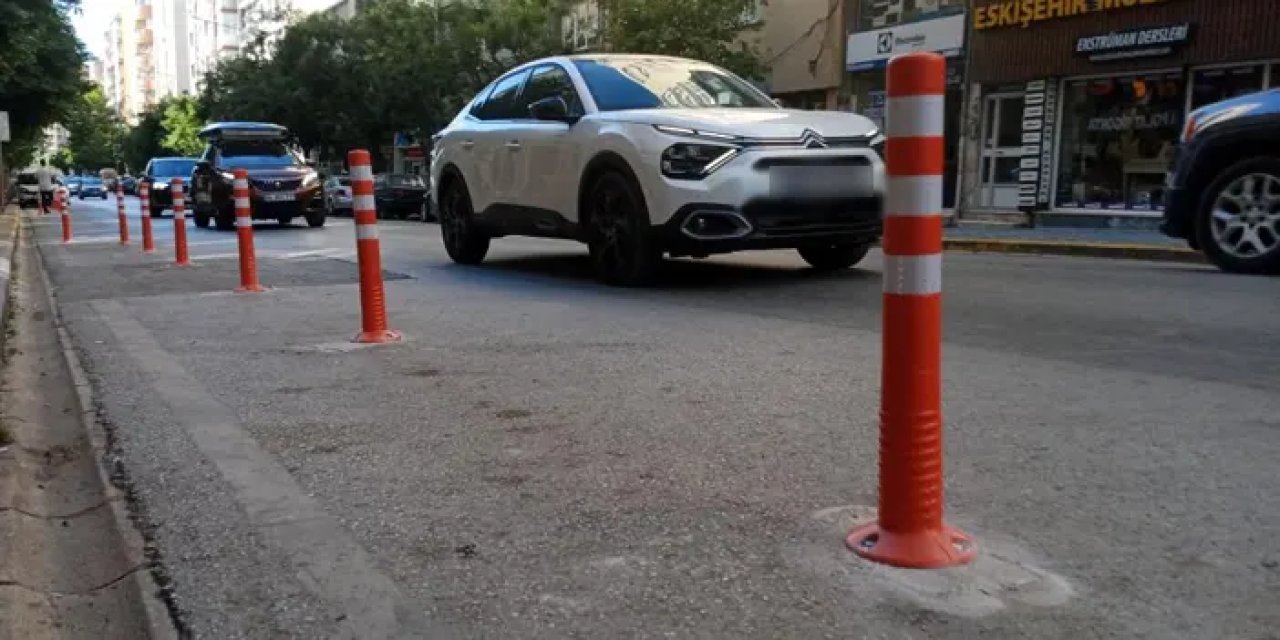 Eskişehir’de Atatürk Caddesi'ne koyulan dubalar tartışma konusu oldu