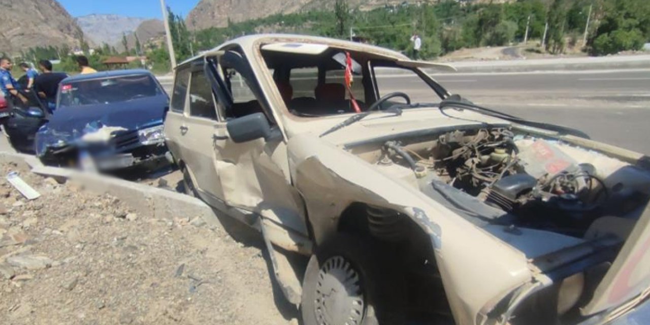 Erzurum'da otomobiller birbirine girdi! Araçların ön tarafı çöktü