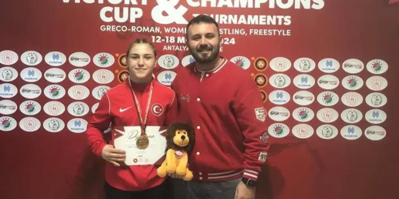 Bayburtlu Akkuş'tan büyük başarı! Rakibini tuşe etti