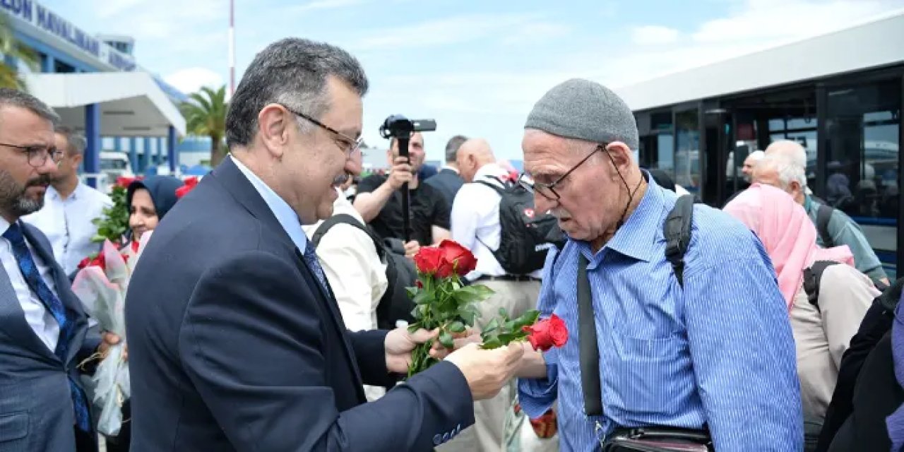Trabzon’a dönen hacılara Başkan Genç’ten çiçekli karşılama