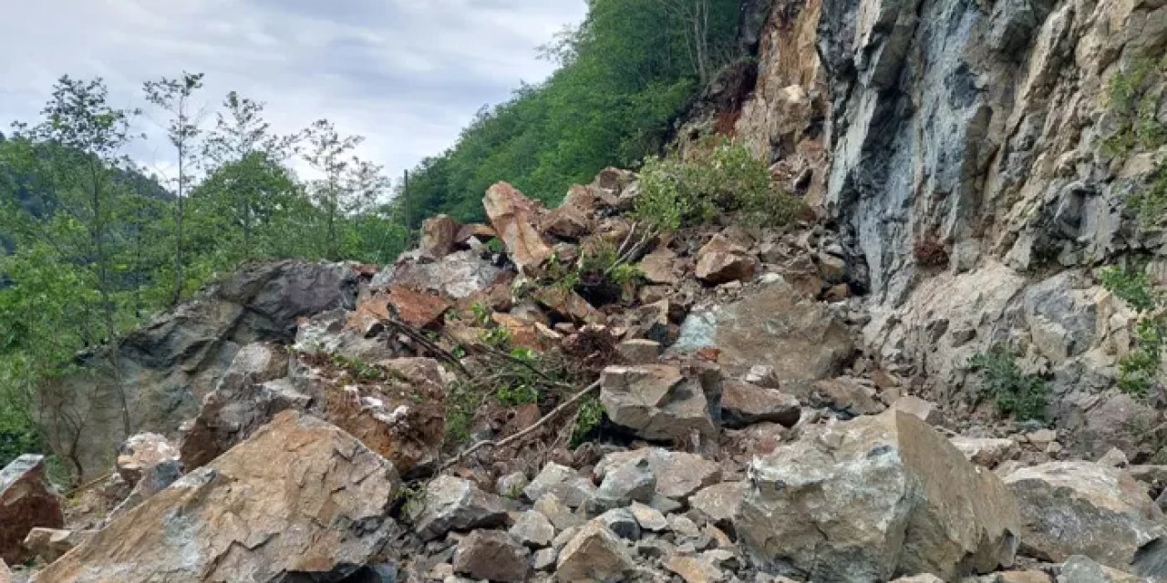 Giresun’u heyelan vurdu! Yol ulaşıma kapalı