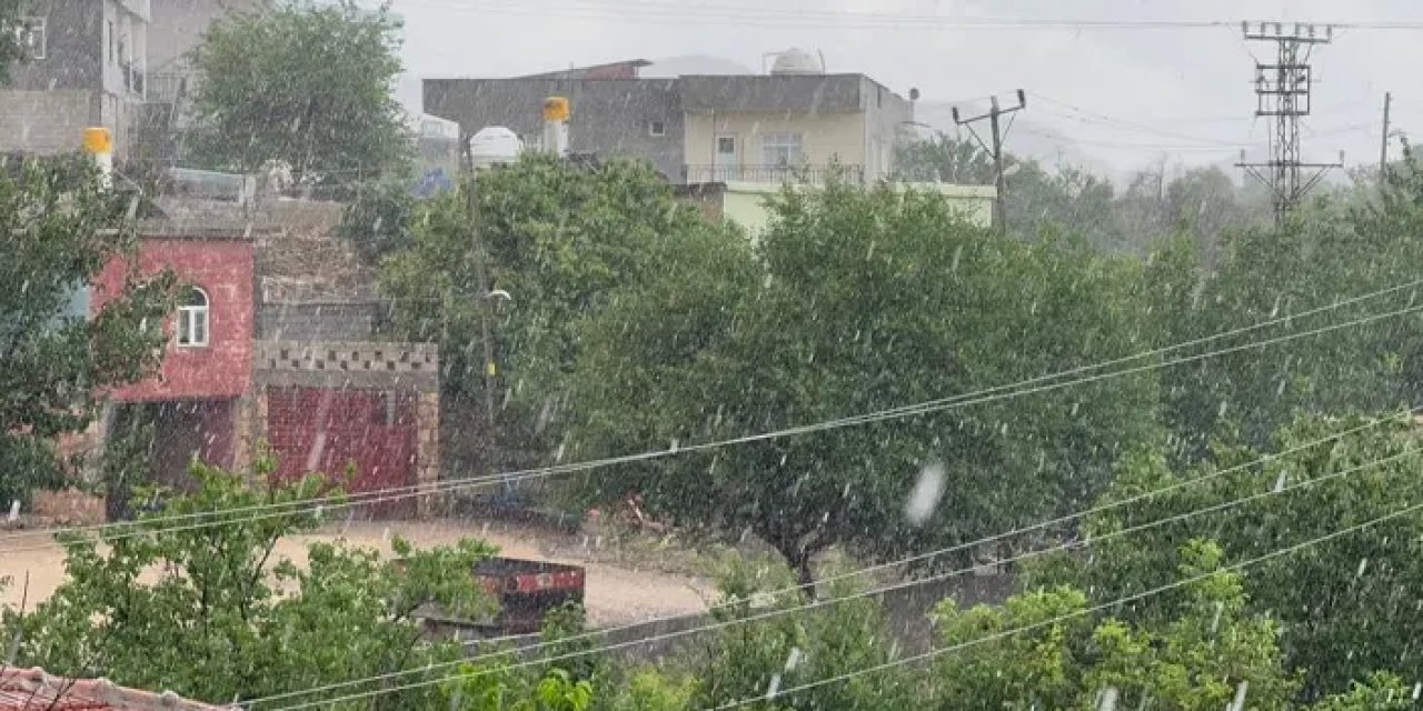 Mardin'de vatandaşlar neye uğradığını şaşırdı! Yol bir anda beyaza büründü