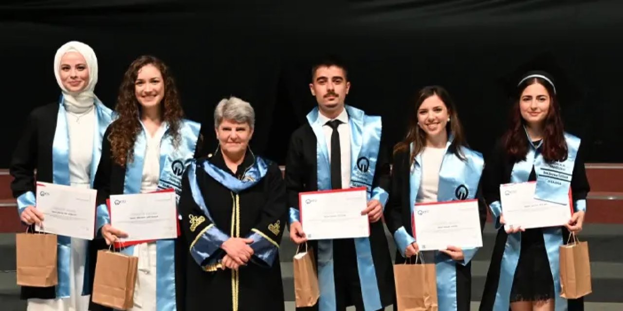 KTÜ’de mezuniyet coşkusu! Eczacılar kepleri fırlattı