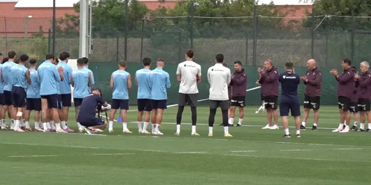 Trabzonspor'da 2 futbolcuya saha ortasında alkış