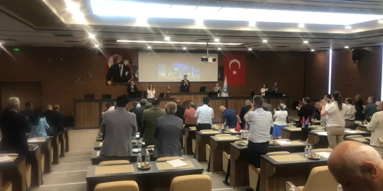 Milli Takım'ın zaferi Trabzon'da Belediye Meclisinde ayakta alkışlandı