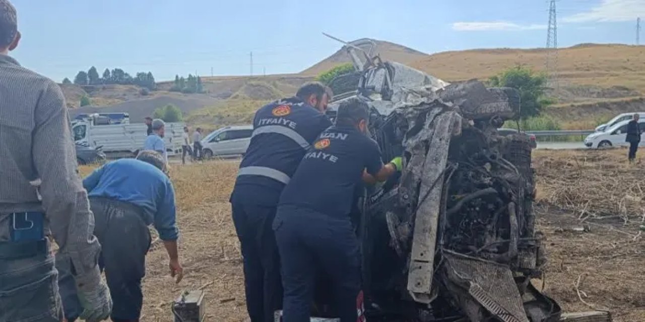 Van'da iki kamyonet birbirine girdi! 4'ü ağır 6 yaralı