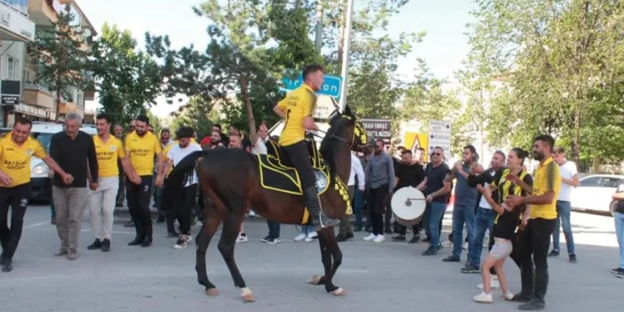 Bayburt’ta cirit şampiyonluğunda davullu kutlama