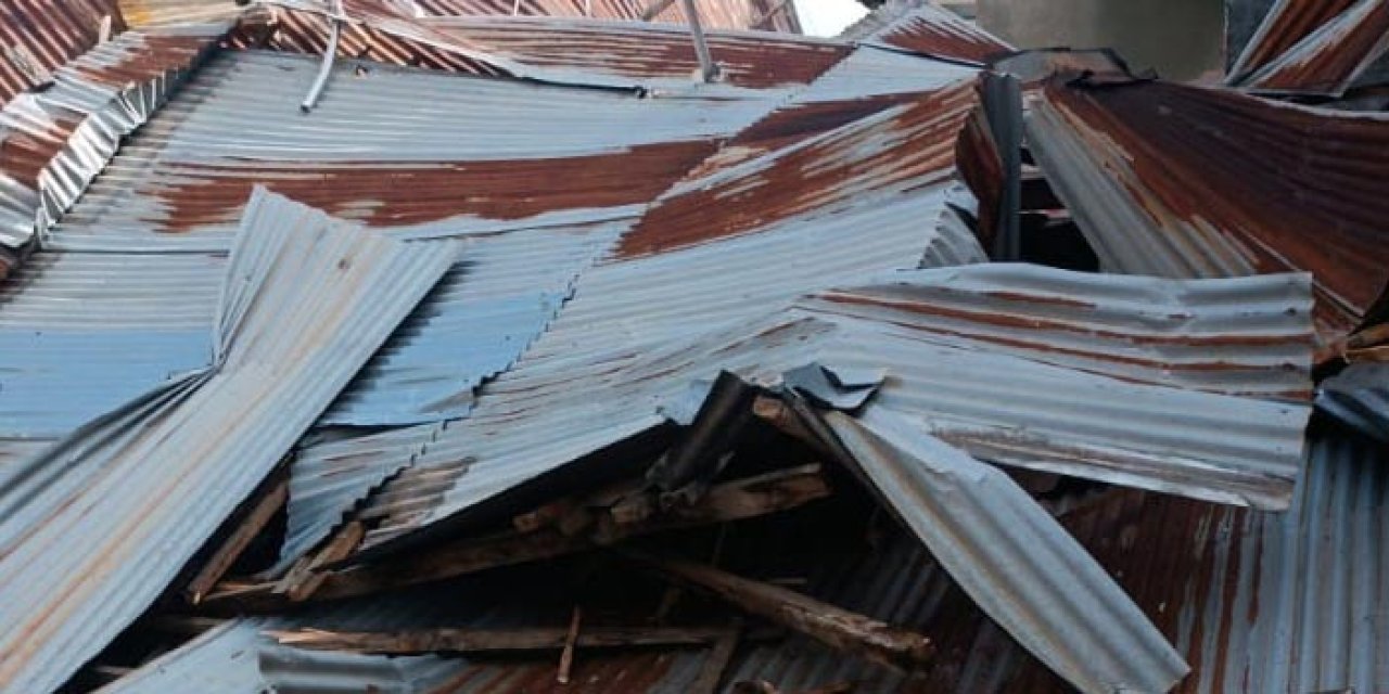 Gümüşhane'de fırtına şehri yerle bir etti! 31 evin çatısı uçtu
