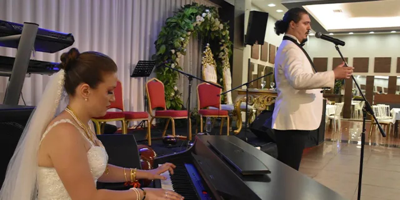 Trabzon'da gelin ve damat kendi düğünlerinde sahne aldı!