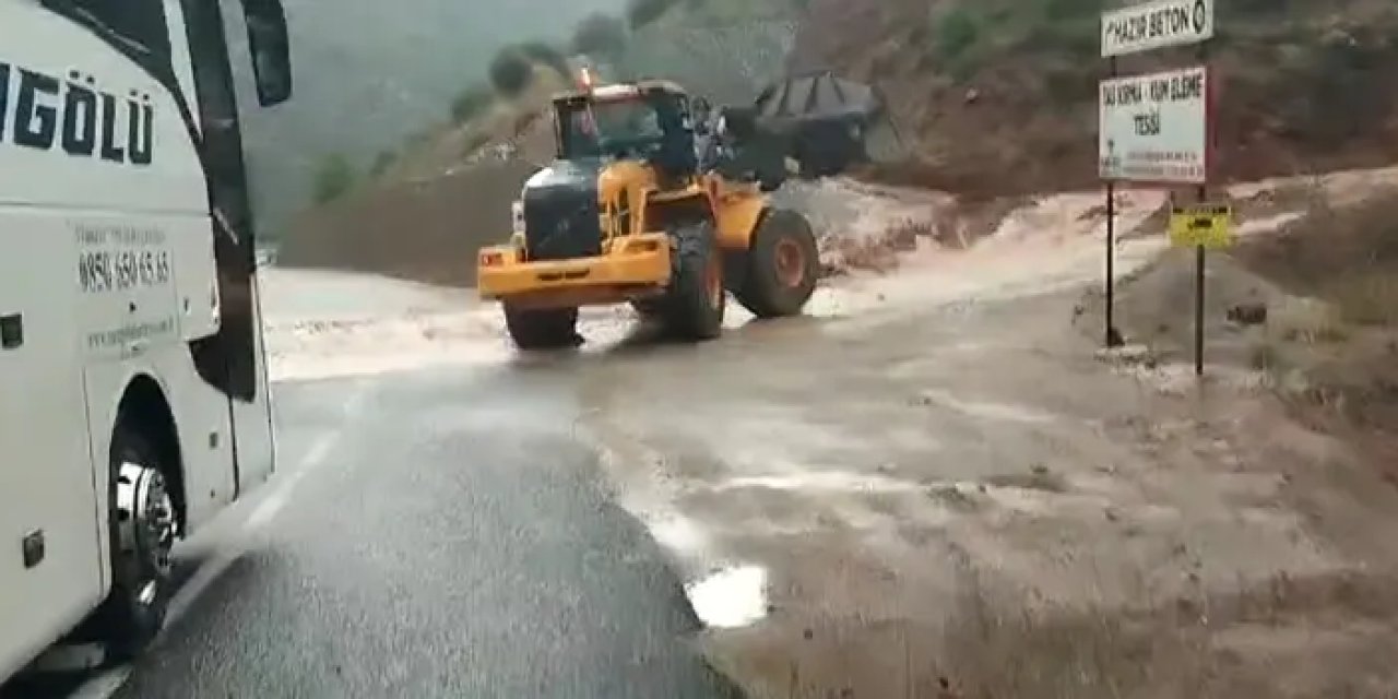 Şiddetli yağış sonrası Gümüşhane-Bayburt yolu kapandı