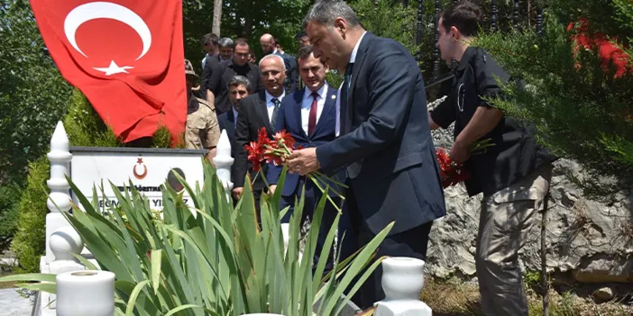 Şehit öğretmen Gümüşhane'de kabri başında anıldı