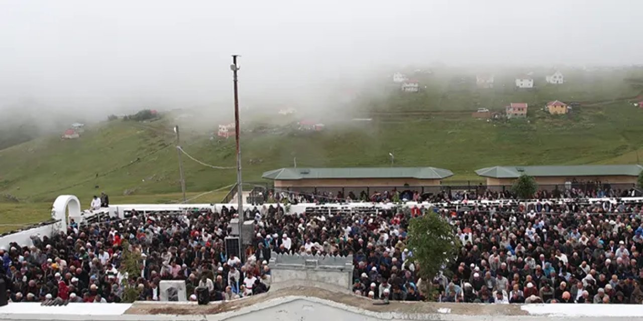 Gümüşhane'de üstü açık tarihi camide cuma namazı