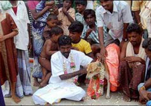 Lanetlendi ve köpekle evlendi