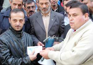 Arabasını sattı İşcilere dağıttı