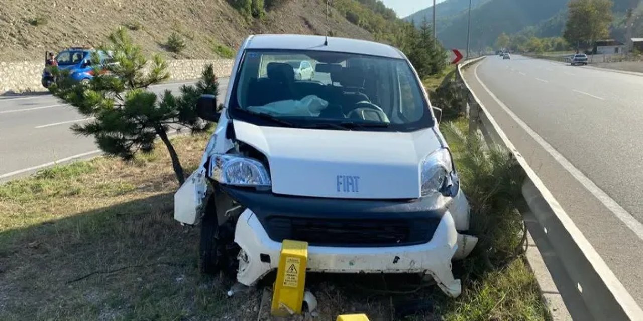 Samsun’da Hafif Ticari Araç Refüjdeki Ağaçlara Çarptı: 2 Yaralı