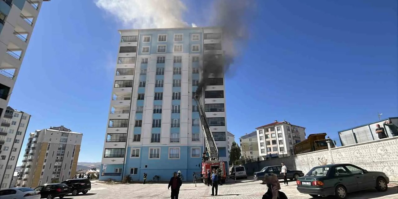 Sivas'ta korkutan apartman yangını! 6 kişi hastaneye kaldırıldı
