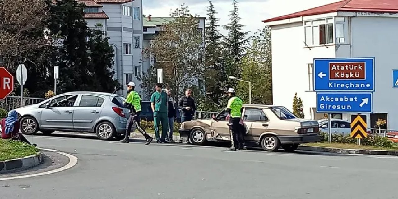 Trabzon Ahi Evren Hastanesi önünde iki araç çarpıştı: Trafik kısa süre durdu