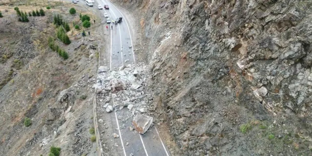 Artvin-Ardahan yolunda heyelan: Ulaşım tek şeritten sağlanıyor