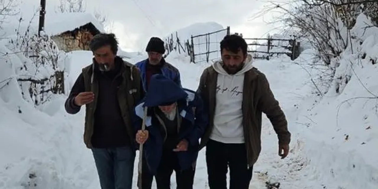 Artvin’de sağlık ekipleri karı aşarak hastaya ulaştı!