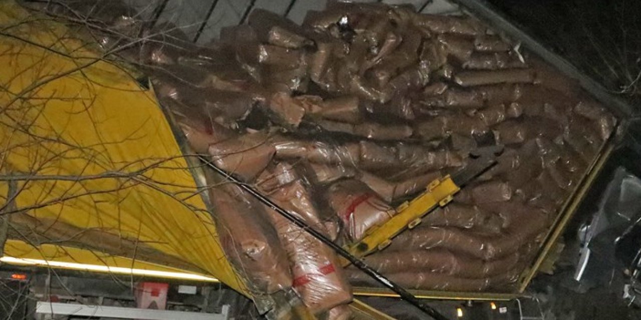 Samsun'da korku dolu anlar! TIR yoldan çıktı