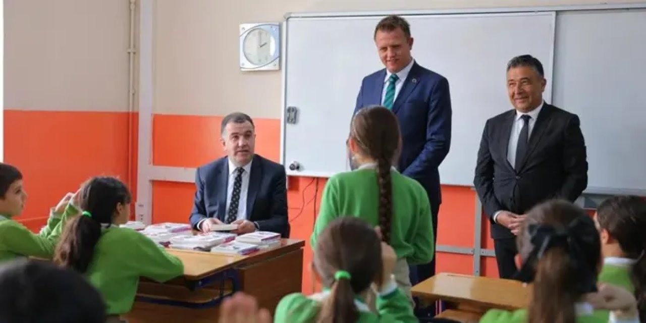 Bayburt’ta proje kapsamında öğrencilere kitap dağıtıldı!