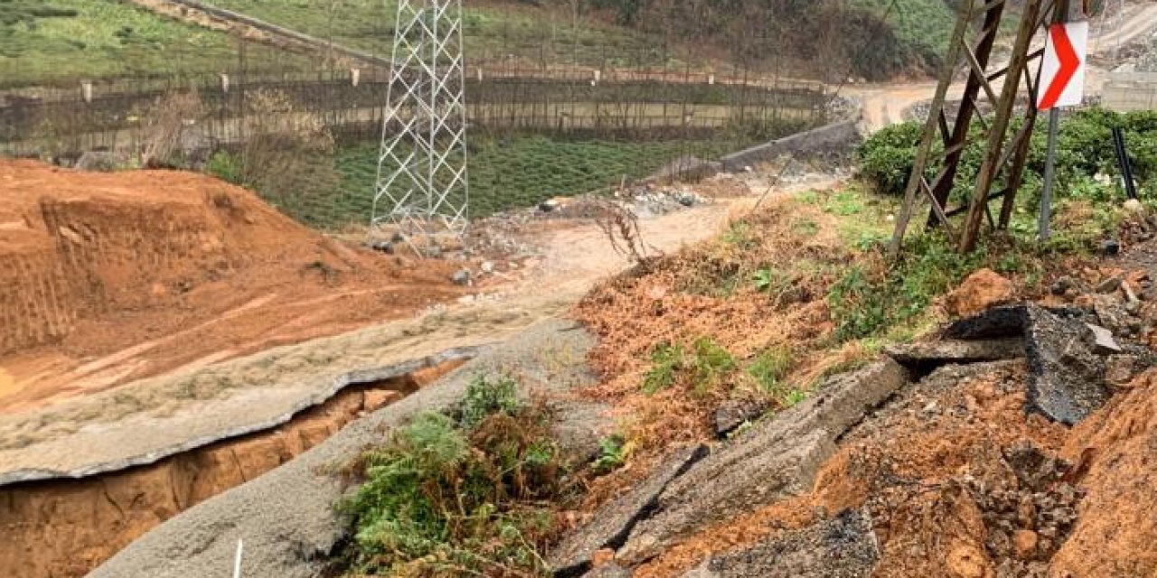 Rize'de heyelan! O yol ulaşıma kapandı