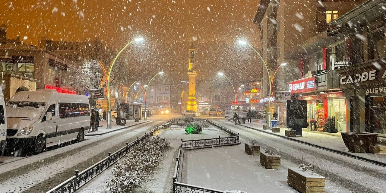 Bayburt beyaza büründü: Çocuklar karın keyfini çıkardı