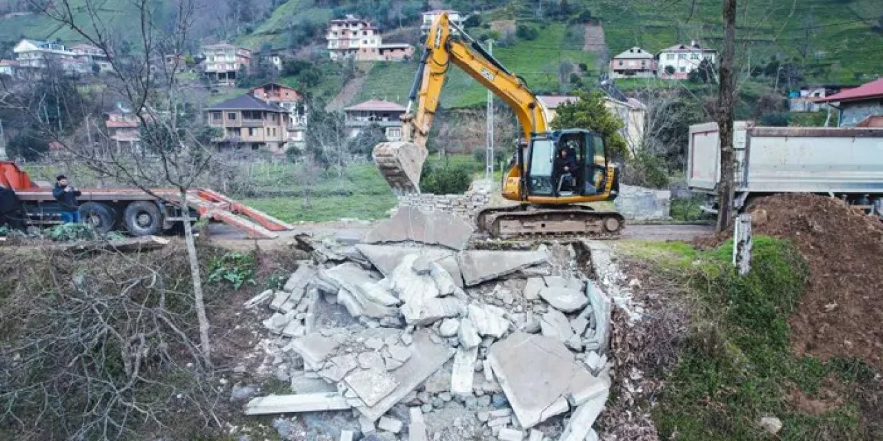 Rize'de Fırtına Deresi'nde 28 yapı sahipleri tarafından yıkıldı