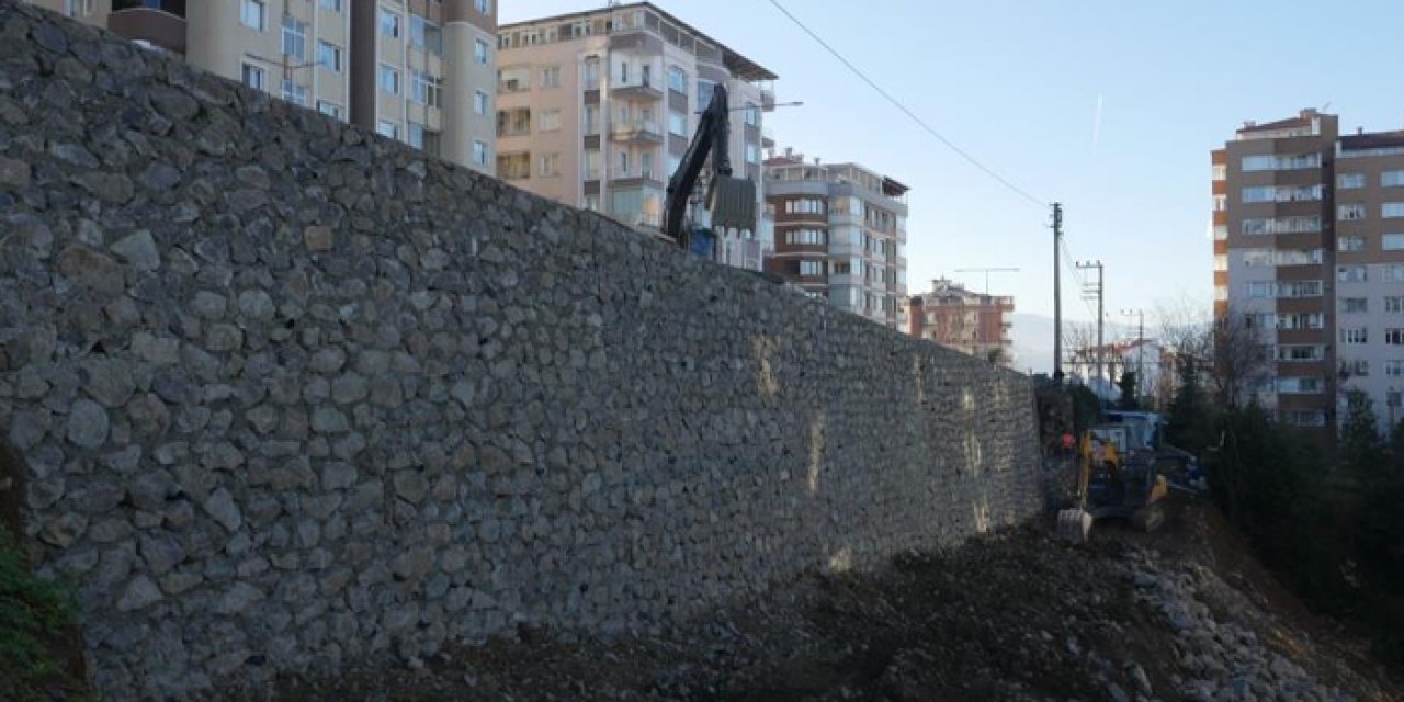 Trabzon'da istinat duvarı çöktü! Büyükşehir çalışma başlattı