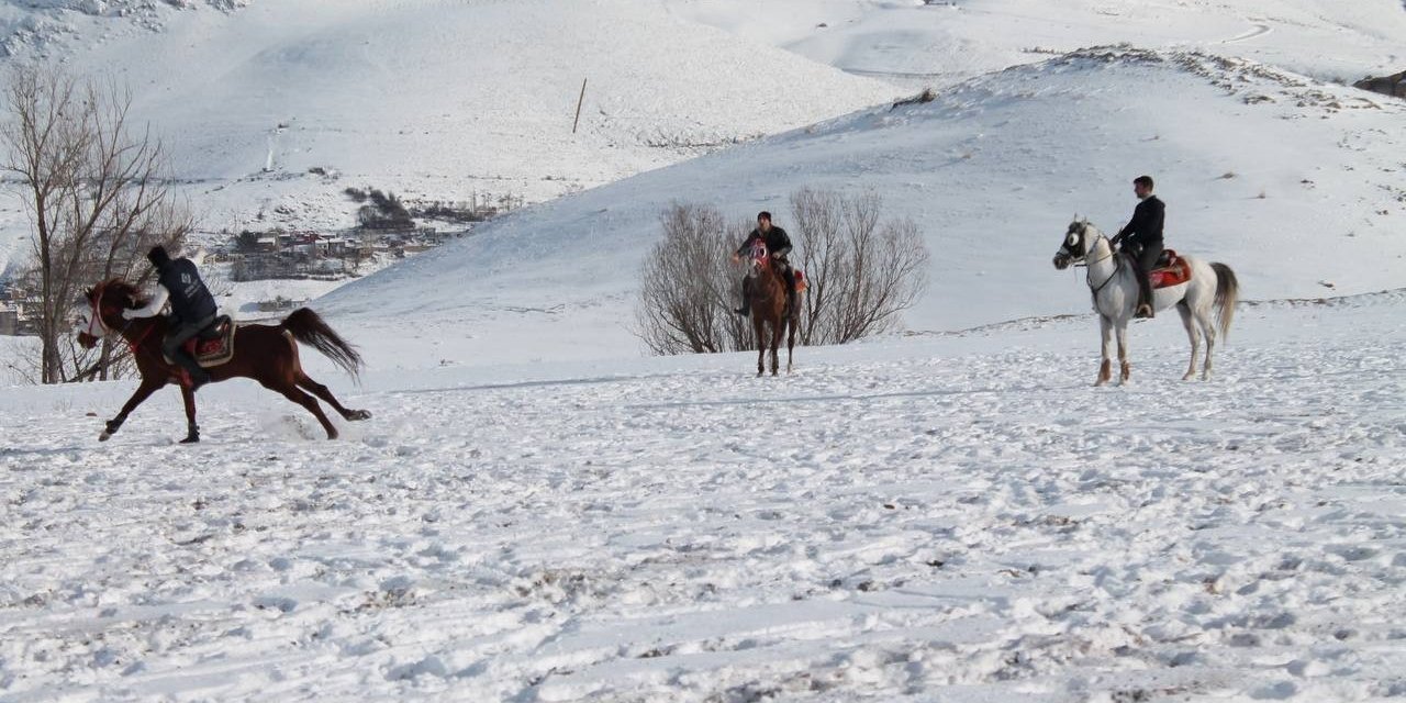 Asırlık cirit geleneğini yaşatıyorlar