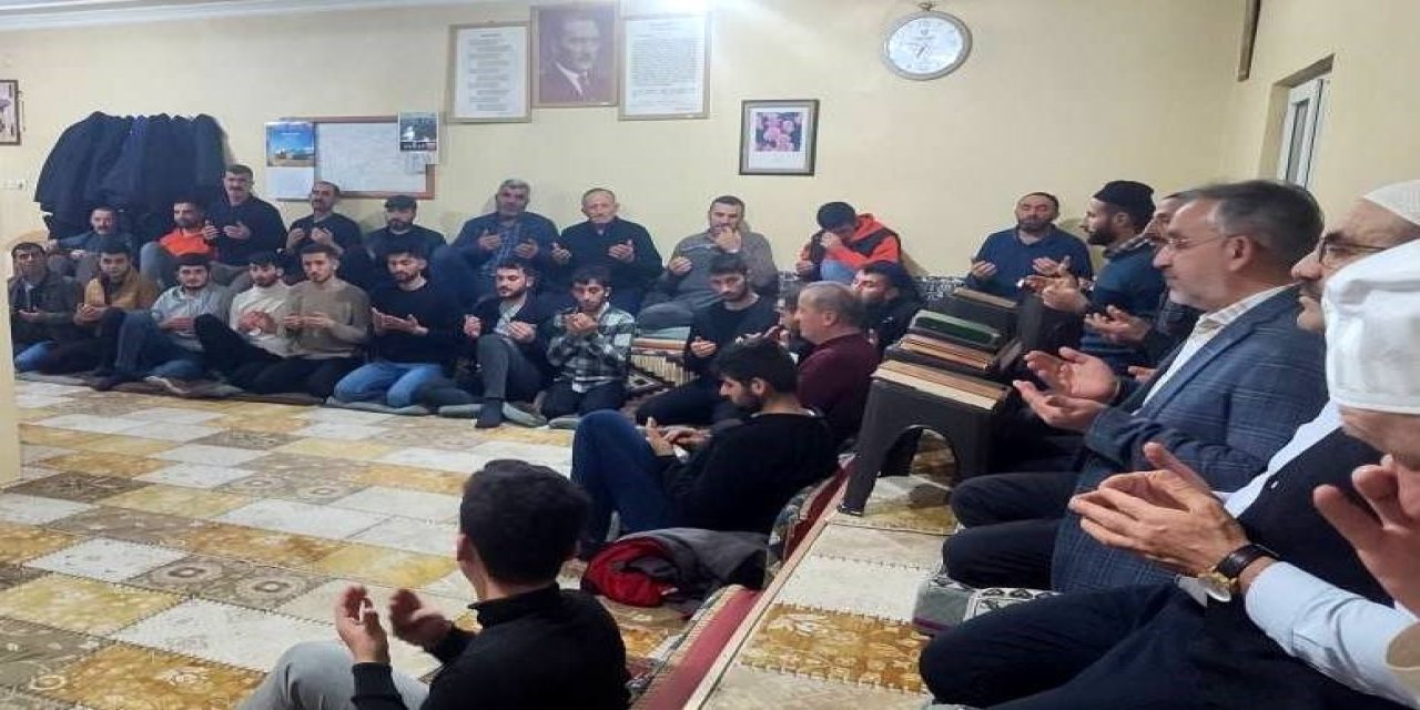 Asırlık mukabele geleneğini sürdürüyorlar