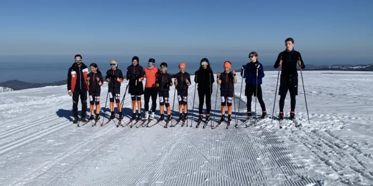 Rize’nin deniz manzaralı yaylasında kayak yarışına hazırlık yapıyorlar