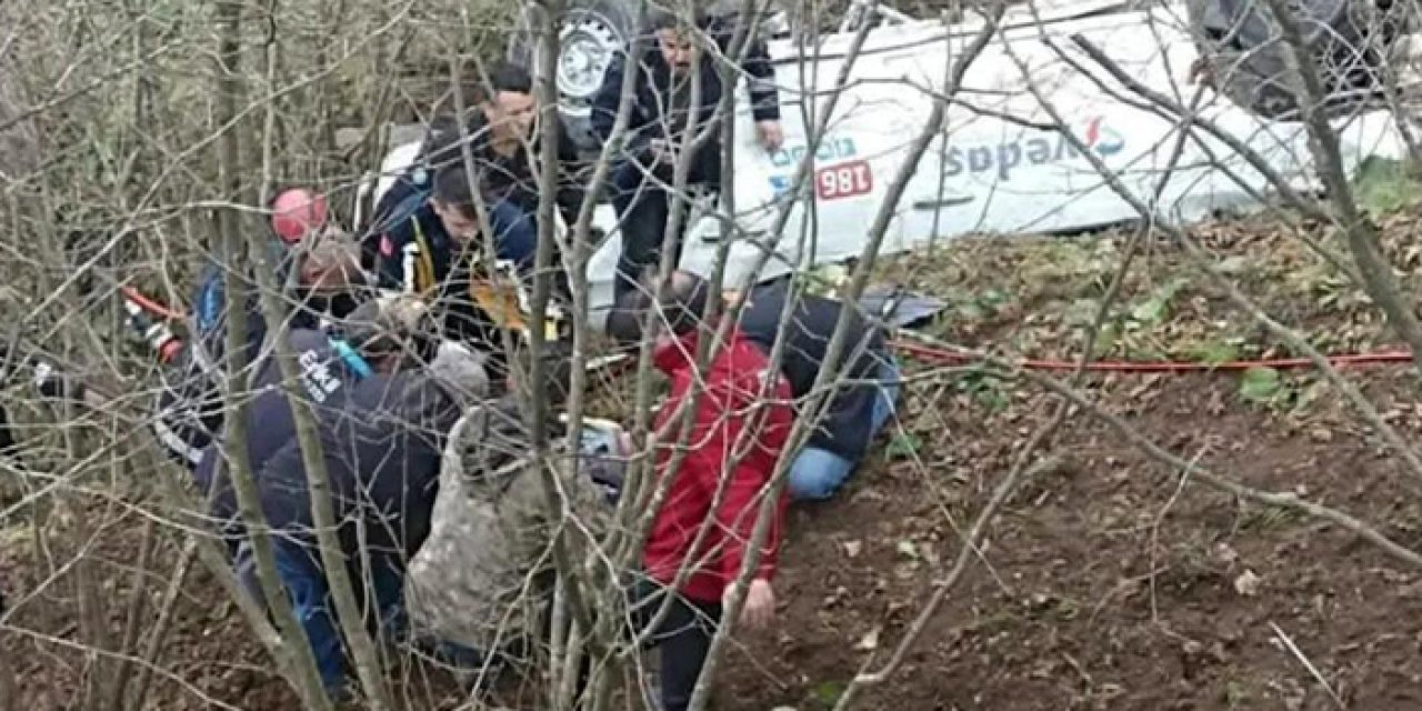 Ordu’da elektrik dağıtım aracı devrildi: 3 yaralı!