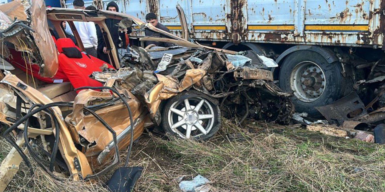 Rize'de feci kaza: Otomobil park halindeki tıra çarptı: 1 yaralı