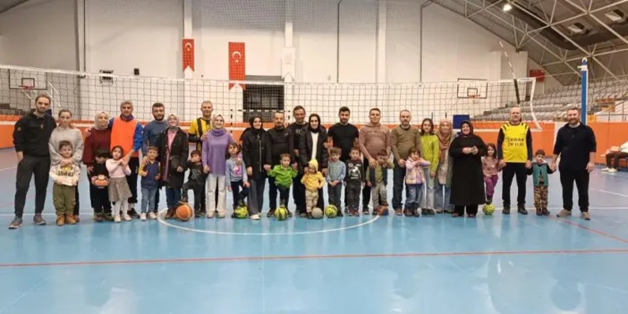 Bayburtlu minikler babalarıyla birlikte spor yaptı