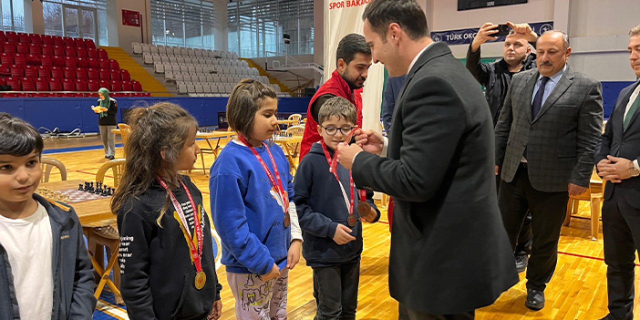 Samsun'da miniklerin satranç heyecanı: Ödüller sahiplerini buldu!