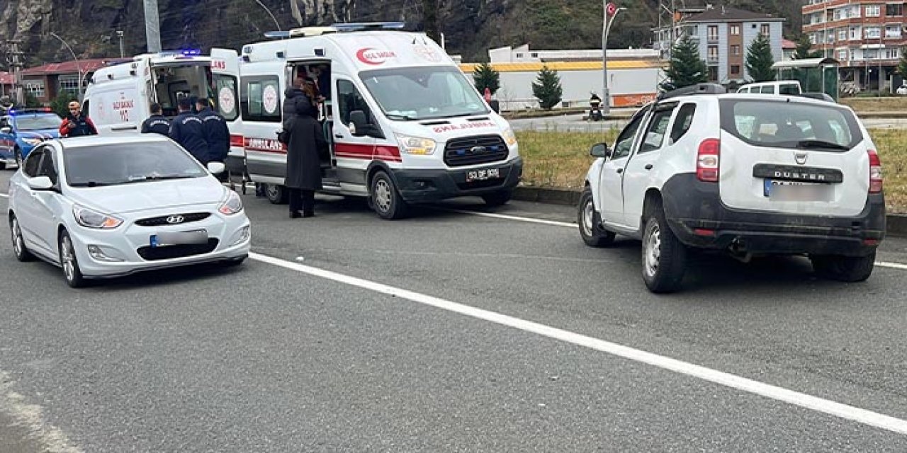Trabzon plakalı cip Rize’de aydınlatma direğine çarptı!