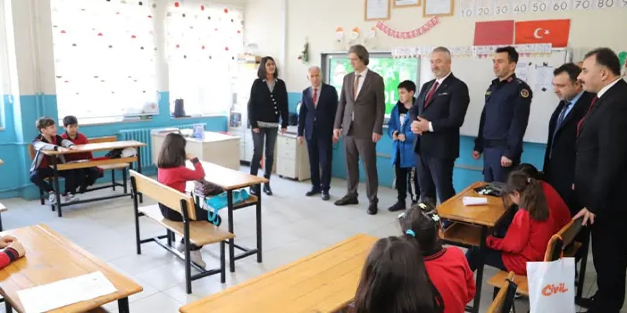 Samsun'da öğrenciler karnelerini aldı